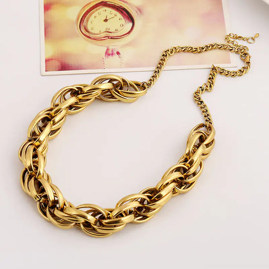 Chunky Twisted Metal Chain Necklace – Bold & Fashionable Short Design
