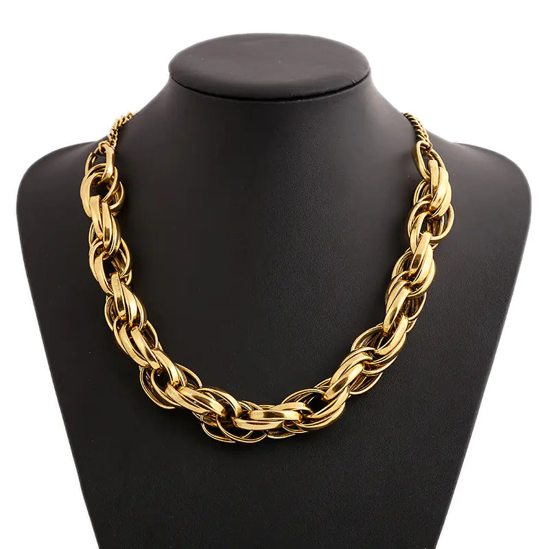 Chunky Twisted Metal Chain Necklace – Bold & Fashionable Short Design
