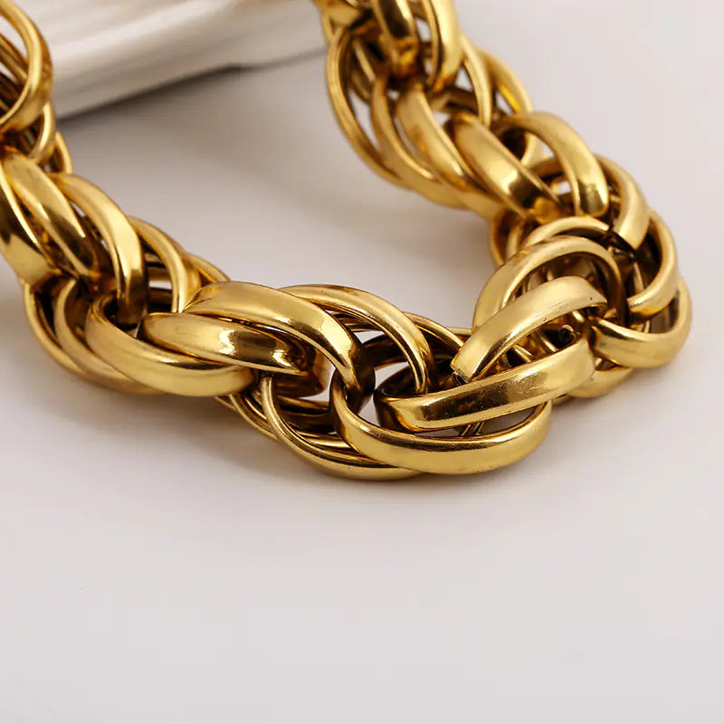 Chunky Twisted Metal Chain Necklace – Bold & Fashionable Short Design